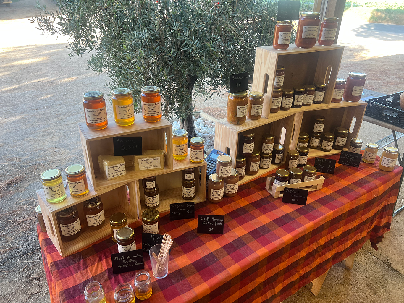 Le stand du samedi à Saint-Aunès chez Estela, avec les produits des Délices de Fanny